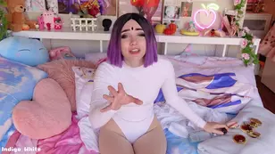 Indigo White shakes her slim ass while masturbating in p