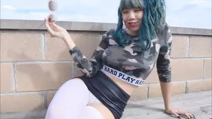 A hot chick took advantage of her girlfriend's absence to fool around