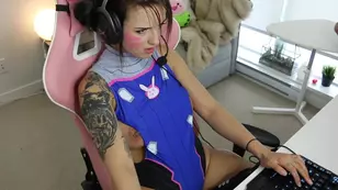 Octavia May gets her cunt smashed with Hitachi wand in p