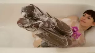 Babe cleans her feet and then indulges in solo pleasure