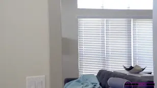 The American mom returned home and seduced her son's friend